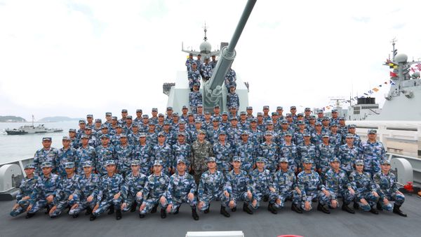 Chinese President Xi Jinping poses for a group photo on the destroyer Changsha as he reviews a military display of Chinese People's Liberation Army (PLA) Navy in the South China Sea April 12, 2018 - Sputnik International