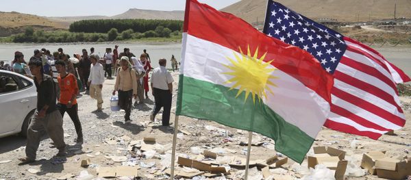 U.S. and Kurdish flags flutter in the wind (File) - Sputnik International
