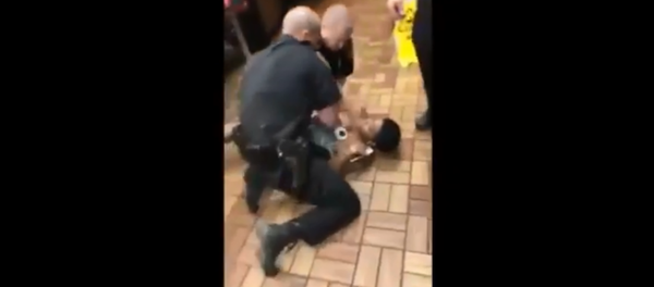 Alabama cops rip off woman's top during arrest at Waffle House - Sputnik International