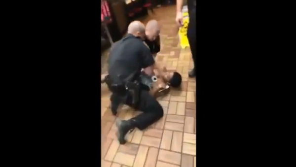 Alabama cops rip off woman's top during arrest at Waffle House - Sputnik International