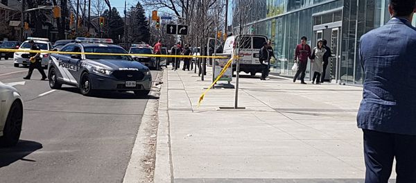 Police officers arrest suspect driver after a van hit multiple people at a major intersection in Toronto - Sputnik International