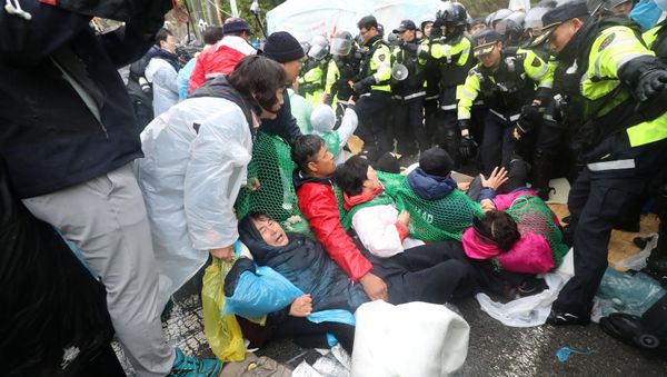 South Korean police officers attempt to disperse residents taking part in an anti-THAAD (Terminal High Altitude Area Defense) protest in Seongju, South Korea, April 23, 2018. South Korean police officers attempt to disperse residents taking part in an anti-THAAD (Terminal High Altitude Area Defense) protest in Seongju, South Korea, April 23, 2018. - Sputnik International