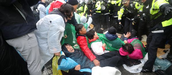South Korean police officers attempt to disperse residents taking part in an anti-THAAD (Terminal High Altitude Area Defense) protest in Seongju, South Korea, April 23, 2018. South Korean police officers attempt to disperse residents taking part in an anti-THAAD (Terminal High Altitude Area Defense) protest in Seongju, South Korea, April 23, 2018. - Sputnik International