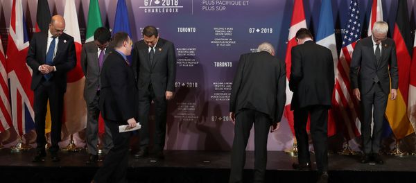 Security ministers and foreign ministers search for their name tags prior to a group photo on the second day of meetings for foreign ministers from G7 countries in Toronto, Ontario, Canada April 23, 2018 - Sputnik International