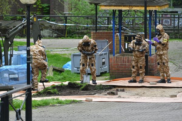 Military personnel dig near the area where Russian agent Sergei Skripal and his daughter Yulia were found on a park bench, in Salisbury, England, Tuesday April 24, 2018 - Sputnik International