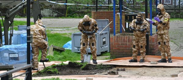 Military personnel dig near the area where Russian agent Sergei Skripal and his daughter Yulia were found on a park bench, in Salisbury, England, Tuesday April 24, 2018 - Sputnik International