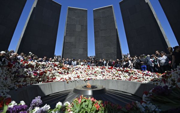 The ceremony of laying flowers at the eternal flame at the Armenian Genocide Victims Memorial in Yerevan - Sputnik International