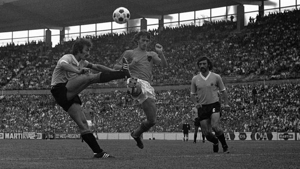 Holland's Johan Cruyff takes on two Uruguay defenders in the 1974 World Cup - Sputnik International