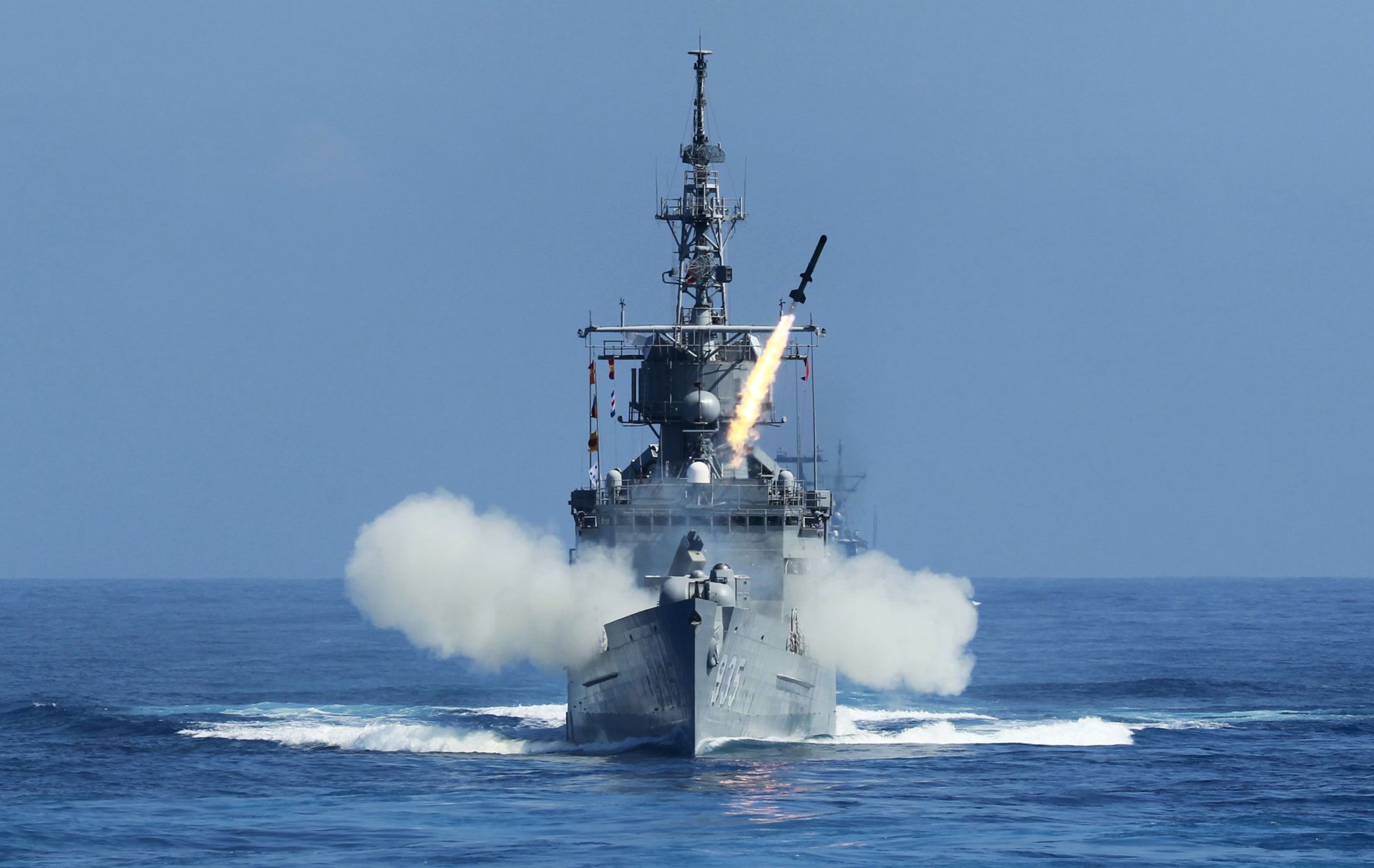 Taiwan Navy's Perry-class frigate launches an ASROC (anti-submarine rocket) during the annual Han Kuang military exercises. Taiwan Navy's Perry-class frigate launches an ASROC (anti-submarine rocket) during the annual Han Kuang military exercises. - Sputnik International, 1920, 07.06.2022