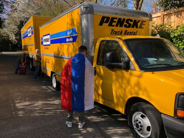 Staff leaves the closed Russian Consulate General in Seattle Staff leaves the closed Russian Consulate General in Seattle - Sputnik International