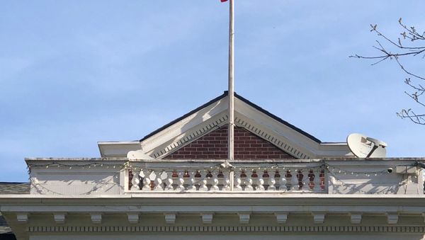 Staff leaves the closed Russian Consulate General in Seattle on April 24, 2018. - Sputnik International
