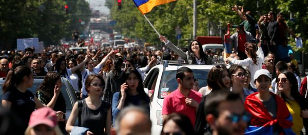 Supporters of Armenian opposition leader Nikol Pashinyan stage a rally in Yerevan, Armenia April 25, 2018 Supporters of Armenian opposition leader Nikol Pashinyan stage a rally in Yerevan, Armenia April 25, 2018 - Sputnik International