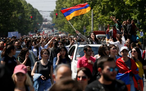 Supporters of Armenian opposition leader Nikol Pashinyan stage a rally in Yerevan, Armenia April 25, 2018 - Sputnik International