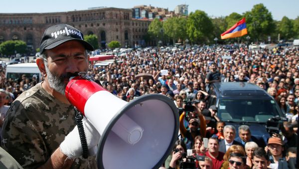 Armenian opposition leader Nikol Pashinyan addresses supporters during a rally in Yerevan, Armenia April 25, 2018 - Sputnik International
