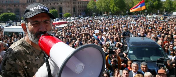 Armenian opposition leader Nikol Pashinyan addresses supporters during a rally in Yerevan, Armenia April 25, 2018 - Sputnik International