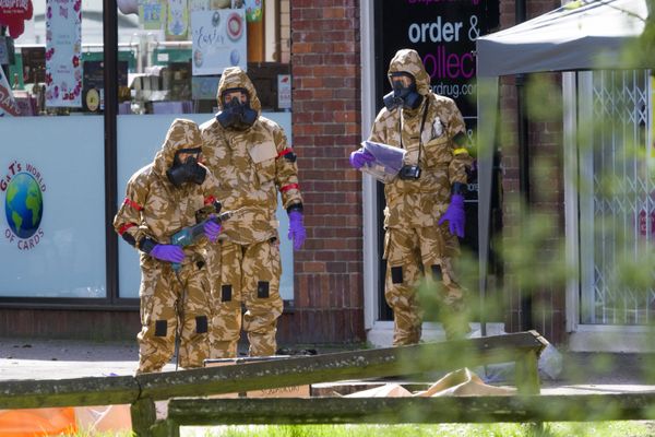 Military men cleaning the spots related to Skripal poisoning in Salisbury. - Sputnik International