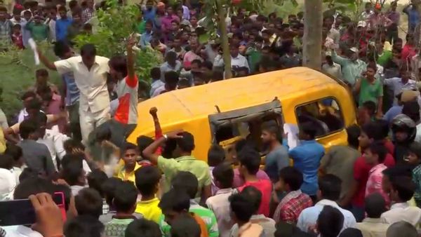 People gather around a school bus after it collided with a train in Uttar Pradesh, India April 26, 2018, in this screen grab taken from video People gather around a school bus after it collided with a train in Uttar Pradesh, India April 26, 2018, in this screen grab taken from video - Sputnik International