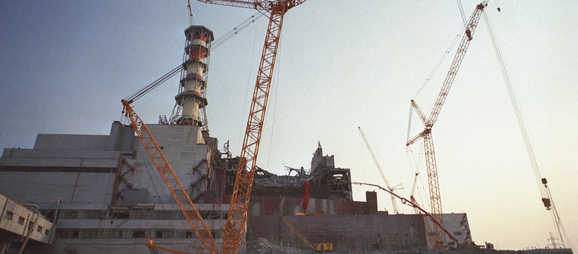 Liquidation of the effects of the Chernobyl accident. Destroyed wall of the fourth unit of the Chernobyl Nuclear Power Plant - Sputnik International, 1920, 26.04.2018