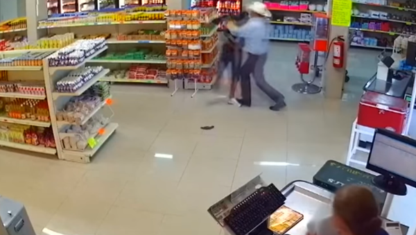 A robber disarmed by a customer in Mexico - Sputnik International