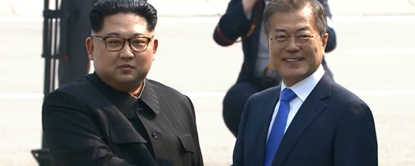 North Korea's Kim Jong Un shakes hands with South Korea's Moon Jae In during historic summit meeting North Korea's Kim Jong Un shakes hands with South Korea's Moon Jae In during historic summit meeting - Sputnik International