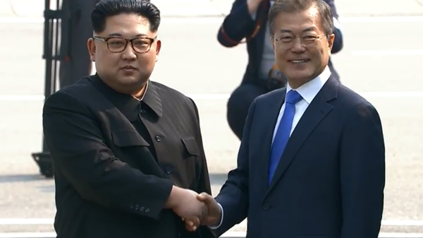 North Korea's Kim Jong Un shakes hands with South Korea's Moon Jae In during historic summit meeting - Sputnik International