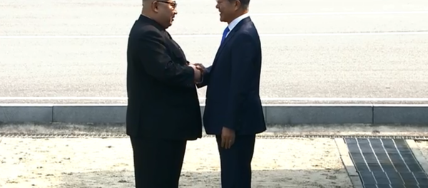Kim Jong Un shakes hands with Moon Jae In during historic summit - Sputnik International