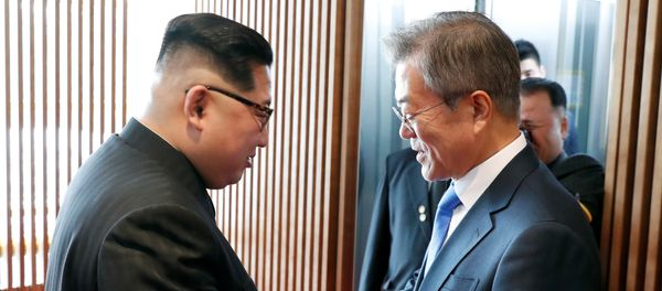South Korean President Moon Jae-in shakes hands with North Korean leader Kim Jong Un at the truce village of Panmunjom inside the demilitarized zone separating the two Koreas, South Korea, April 27, 2018 South Korean President Moon Jae-in shakes hands with North Korean leader Kim Jong Un at the truce village of Panmunjom inside the demilitarized zone separating the two Koreas, South Korea, April 27, 2018 - Sputnik International