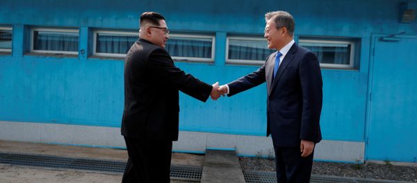 North Korea's Leader Kim Jong-un Meets South Korea's President Moon Jae-In - Sputnik International