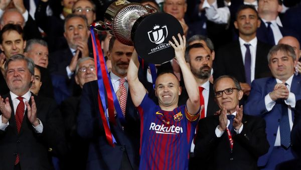 Soccer Football - Spanish King's Cup Final - FC Barcelona v Sevilla - Wanda Metropolitano, Madrid, Spain - April 21, 2018 Barcelona's Andres Iniesta celebrates by lifting the trophy after the match as the King of Spain Felipe VI applauds - Sputnik International
