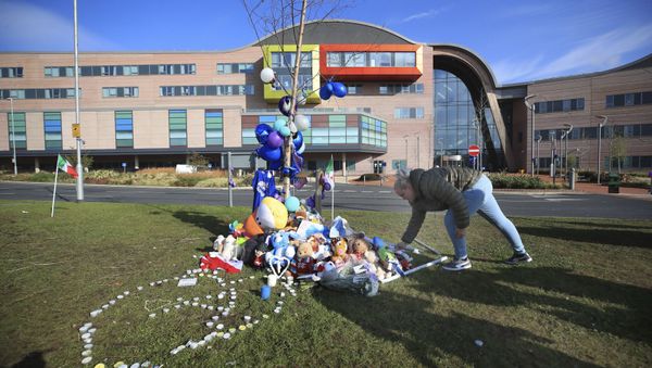 A woman leaves a soft toy outside Alder Hey Children's Hospital in Liverpool, England, following the death of 23-month-old, Alfie Evans, Saturday April 28, 2018 A woman leaves a soft toy outside Alder Hey Children's Hospital in Liverpool, England, following the death of 23-month-old, Alfie Evans, Saturday April 28, 2018 - Sputnik International
