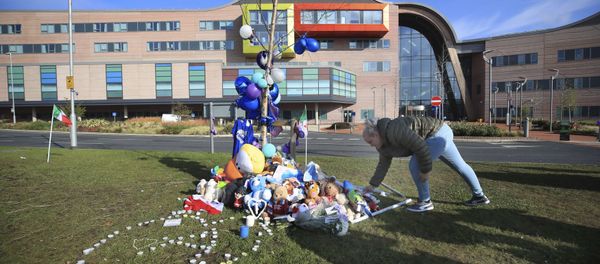 A woman leaves a soft toy outside Alder Hey Children's Hospital in Liverpool, England, following the death of 23-month-old, Alfie Evans, Saturday April 28, 2018 - Sputnik International