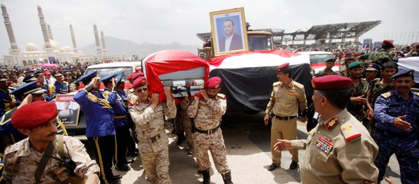 Pro-Houthi army officers carry the coffin of Saleh al-Samad, a senior Houthi official, during a funeral procession held for him and his six body guards, killed by Saudi-led air strikes last week, in Sanaa, Yemen April 28, 2018 - Sputnik International