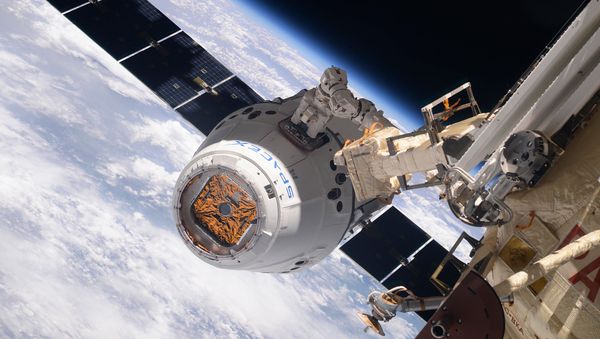Космический грузовик SpaceX Dragon во время стыковки с МКС - Sputnik International