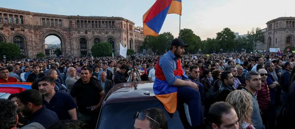 Supporters of Armenian opposition leader Nikol Pashinyan attend a rally against the ruling elite in Yerevan, Armenia April 26, 2018 Supporters of Armenian opposition leader Nikol Pashinyan attend a rally against the ruling elite in Yerevan, Armenia April 26, 2018 - Sputnik International