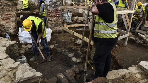 Construction crews and archaeologists work on the excavation of an ancient site under the city centre of modern Thessaloniki, on April 25, 2018. - Sputnik International