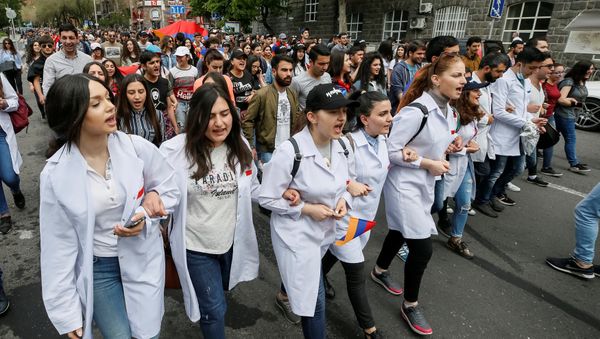 Armenian opposition supporters hold a rally in Yerevan, Armenia April 29, 2018 - Sputnik International