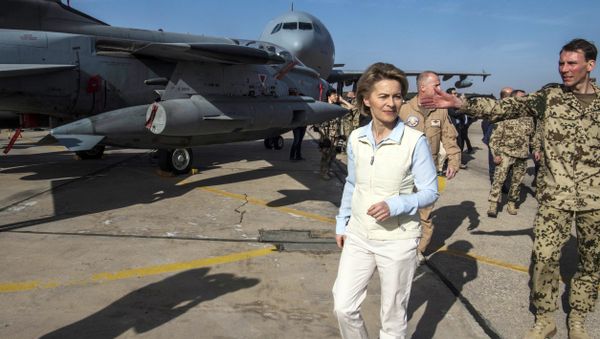 German Defence Minister Ursula von der Leyen, left, inspects a German air force aircraft as she visits the German contingent at the Al Azraq air base in Jordan, Saturday, Jan. 13, 2018 - Sputnik International