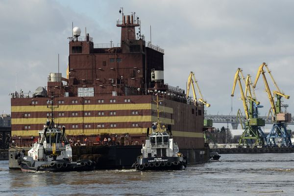The Akademik Lomonosov floating nuclear power plant is towed from the Baltic Shipyard in St. Petersburg. The Akademik Lomonosov floating nuclear power plant is towed from the Baltic Shipyard in St. Petersburg. - Sputnik International