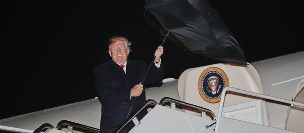 U.S. President Donald Trump's umbrella is turned inside out by a gust of wind while stepping off Air Force One during his arrival at Andrews Air Force Base, Md., Saturday, April 28, 2018 - Sputnik International