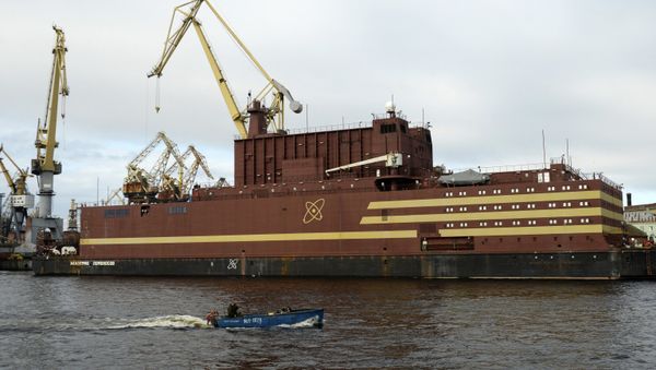 The Akademik Lomonosov floating nuclear power plant is towed from the Baltic Shipyard in St. Petersburg - Sputnik International