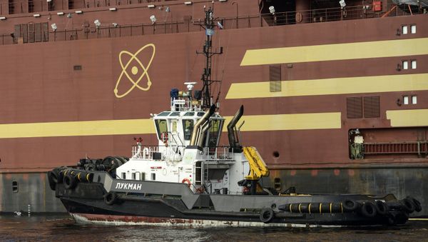 The Akademik Lomonosov floating nuclear power plant is towed from the Baltic Shipyard in St. Petersburg - Sputnik International