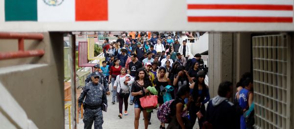 Members of a caravan of migrants from Central America walk towards the United States border and customs facility, where they are expected to apply for asylum, in Tijuana, Mexico April 29, 2018 Members of a caravan of migrants from Central America walk towards the United States border and customs facility, where they are expected to apply for asylum, in Tijuana, Mexico April 29, 2018 - Sputnik International