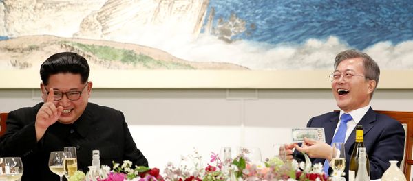 South Korean President Moon Jae-in and North Korean leader Kim Jong Un attend a banquet on the Peace House at the truce village of Panmunjom South Korean President Moon Jae-in and North Korean leader Kim Jong Un attend a banquet on the Peace House at the truce village of Panmunjom - Sputnik International