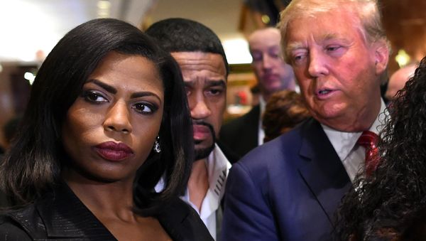 Omarosa Manigault (L) who was a contestant on the first season of Donald Trump's The Apprentice and is now an ordained minister, appears alongside Republican presidential hopeful Donald Trump during a press conference November 30, 2015 - Sputnik International