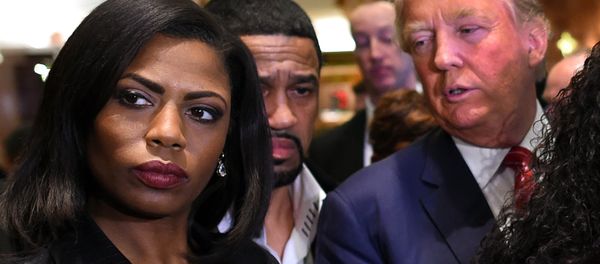 Omarosa Manigault (L) who was a contestant on the first season of Donald Trump's The Apprentice and is now an ordained minister, appears alongside Republican presidential hopeful Donald Trump during a press conference November 30, 2015 - Sputnik International