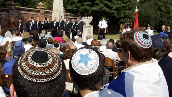 Polish Jews participate in a prayer at a Jewish cemetery (File) Polish Jews participate in a prayer at a Jewish cemetery (File) - Sputnik International