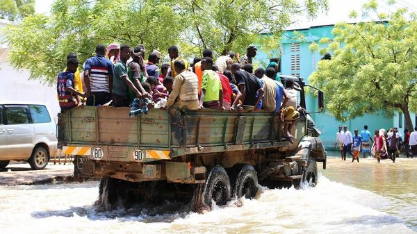 AMISOM and Somali national security forces evacuate flood victims in Belet Weyne - Sputnik International