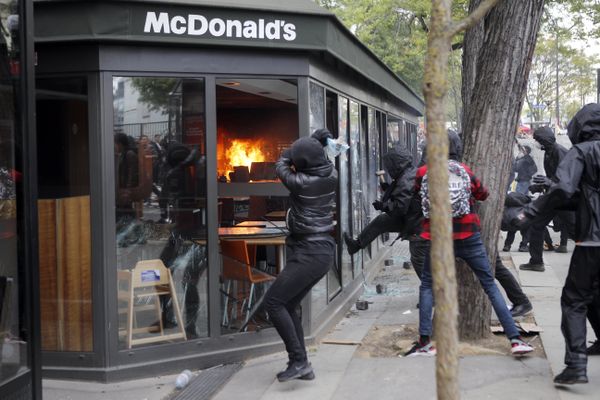 Activists smash windows of a McDonald's restaurant after it was hit with petrol bombs during the traditional May Day rally in the center of Paris, France, Tuesday, May 1, 2018 Activists smash windows of a McDonald's restaurant after it was hit with petrol bombs during the traditional May Day rally in the center of Paris, France, Tuesday, May 1, 2018 - Sputnik International