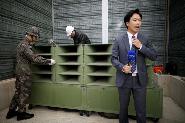 A reporter prepares a news report as South Korean soldiers dismantle loudspeakers that were set up for propaganda broadcasts near the demilitarized zone separating the two Koreas in Paju, South Korea, May 1, 2018. A reporter prepares a news report as South Korean soldiers dismantle loudspeakers that were set up for propaganda broadcasts near the demilitarized zone separating the two Koreas in Paju, South Korea, May 1, 2018. - Sputnik International