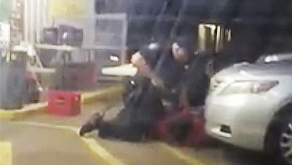 Former Baton Rouge officer Blane Salamoni holds a gun to Alton Sterling at point-blank range. - Sputnik International